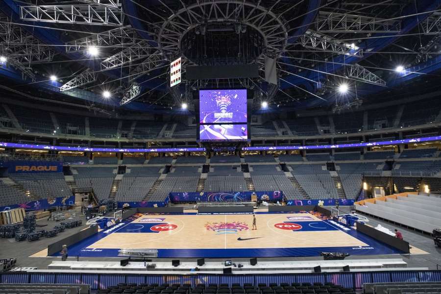 O2 arena už je oděna do slavnostního basketbalového hávu, v pátek se v ní Češi popasují s Poláky.