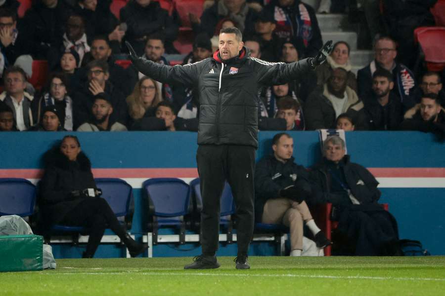 Pierre Sage no Parc des Princes no mês passado
