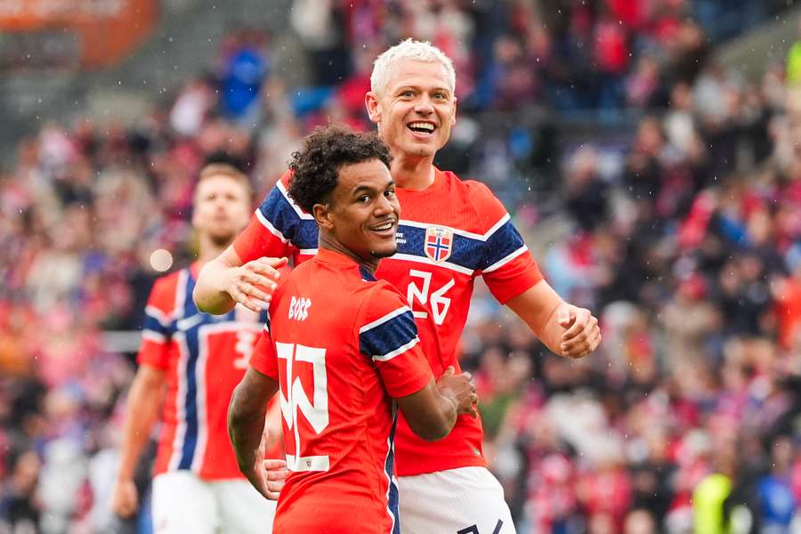 Leipzigs Nusa (l.) und Dortmunds Ryerson feiern das Tor der Norweger zum 2:0