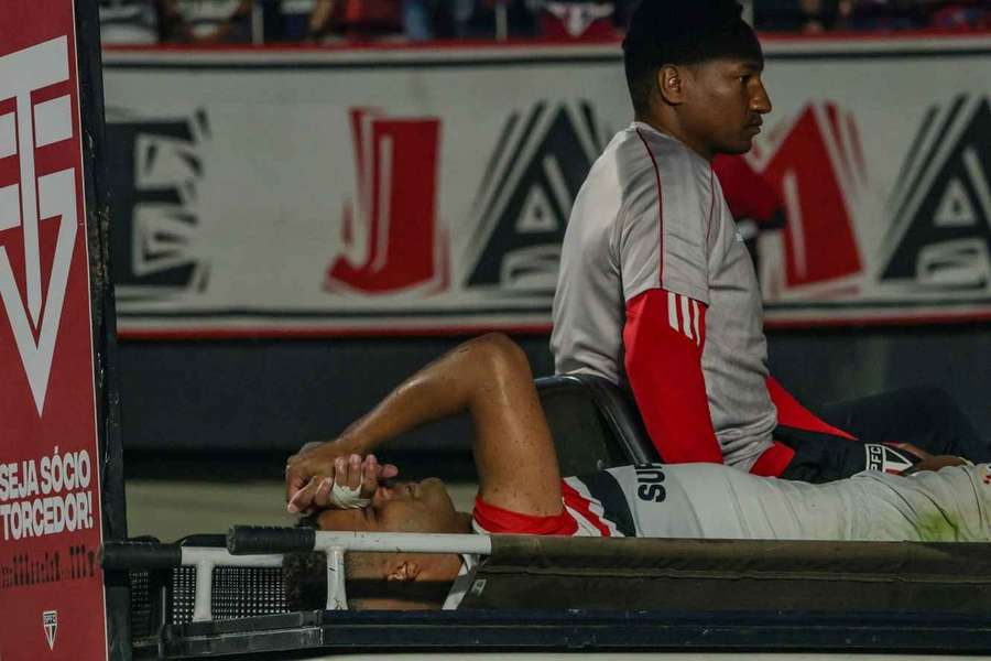 O meia se lesionou sozinho no 2º tempo do jogo no Morumbi