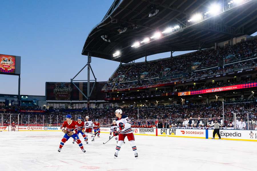Die Winnipeg Jets und Montréal Canadiens spielten unter freiem Himmel Die Winnipeg Jets und Montréal Canadiens spielten unter freiem Himmel