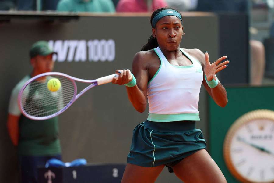 Gauff golpea la bola