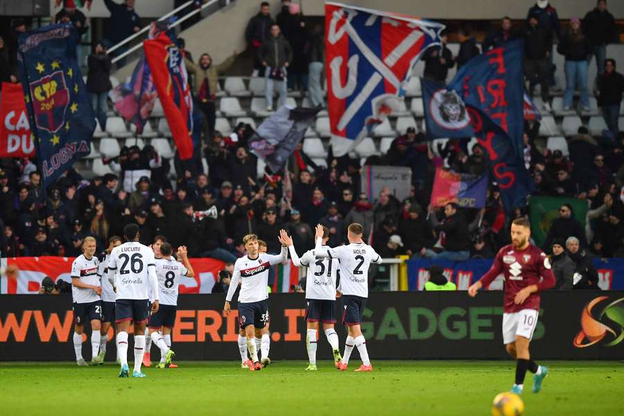 Los jugadores del Bolonia celebran a Dallinga tras el gol