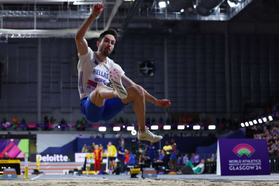 Miltiadis Tentoglou em ação durante a final do salto em comprimento masculino nos Campeonatos do Mundo de Atletismo em recinto fechado