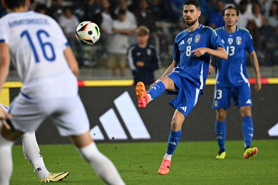 Jorginho namens Italië in actie tegen Bosnië in de uitzwaaiwedstrijd in Empoli