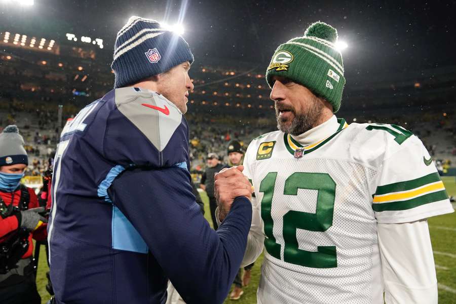 Die beiden Quarterbacks beim Shakehands: Ryan Tannehill und Aaron Rodgers.