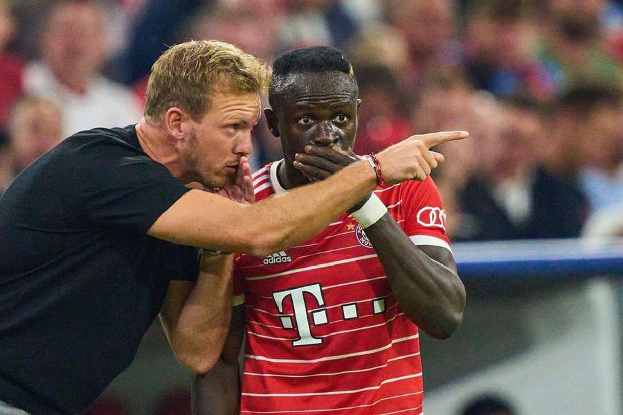 Julian Nagelsmann și Sadio Mane în timpul partidei cu Barcelona din grupele Ligii Campionilor