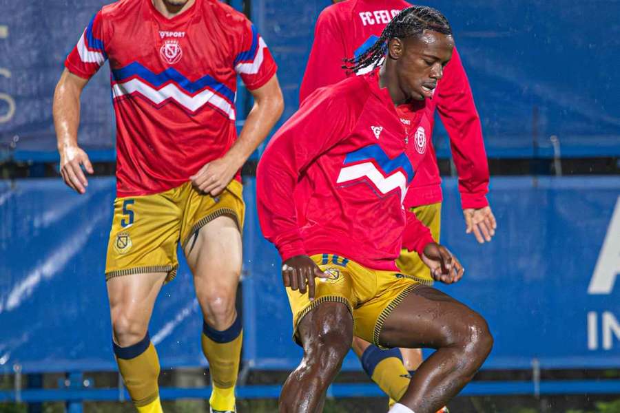 Michel Costa aquece antes do jogo em Vizela Michel Costa aquece antes do jogo em Vizela