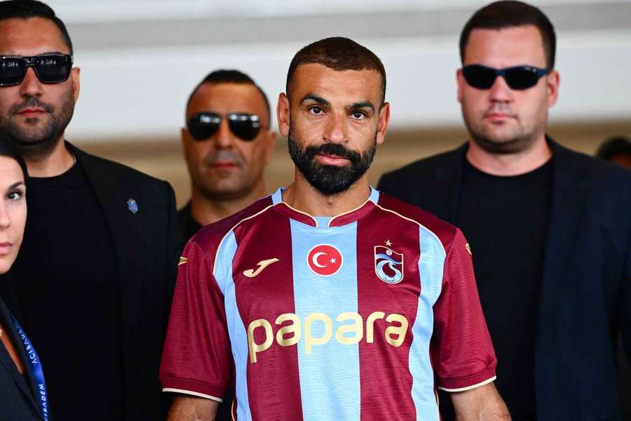 Mohamed Salah unterschreibt bei Trabzonspor. Mohamed Salah unterschreibt bei Trabzonspor.