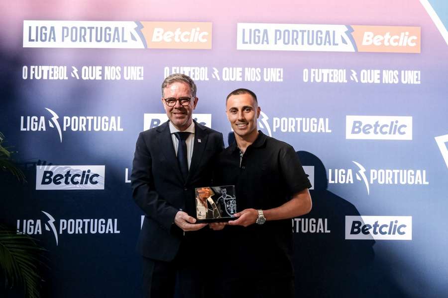 Filipe Pais, Secretário-Geral da Fundação do Futebol - Liga Portugal, entregou o prémio a Leonardo Lelo