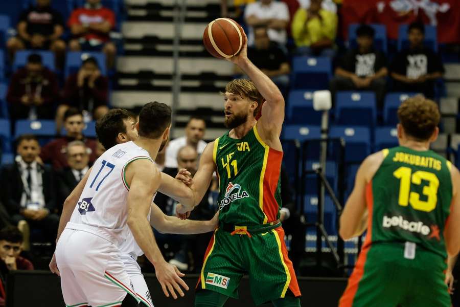 Sabonis diante de Ricci no Itália-Lituânia