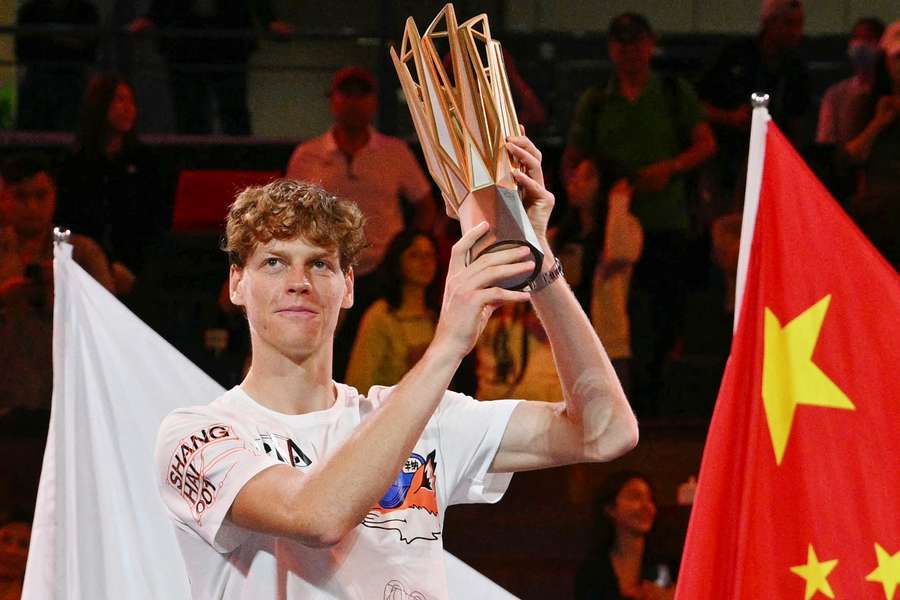 Jannik Sinner mentre solleva il trofeo dello Shanghai Masters 