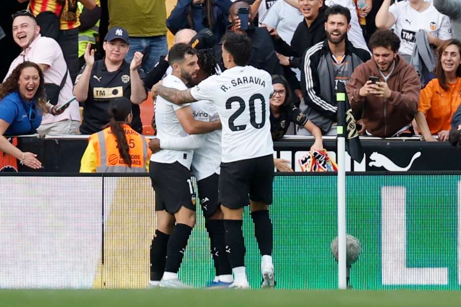 Los jugadores del Valencia celebran el gol de Ramazani