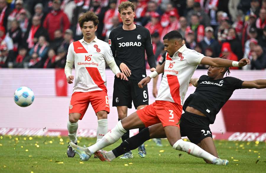 Mainz's Moritz Jenz plays against Freiburg's Junior Adamu