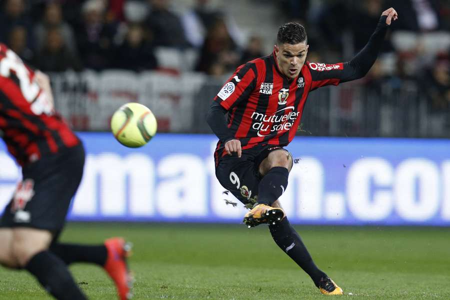 Hatem Ben Arfa frappe au but lors de Nice – Troyes, le 5 mars 2016 à l’Allianz Riviera.