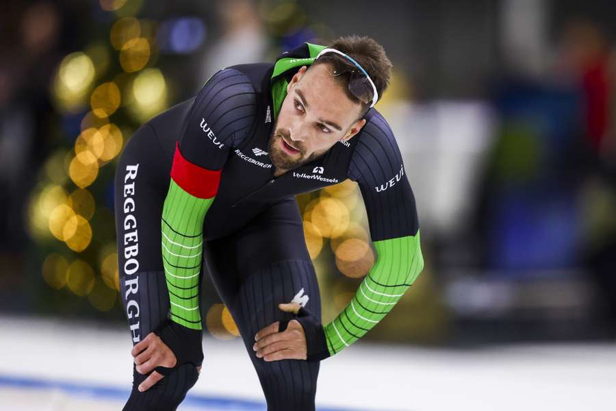 Kjeld Nuis klopt in de strijd om de EK-titel op de 1.000 meter zijn twee landgenoten