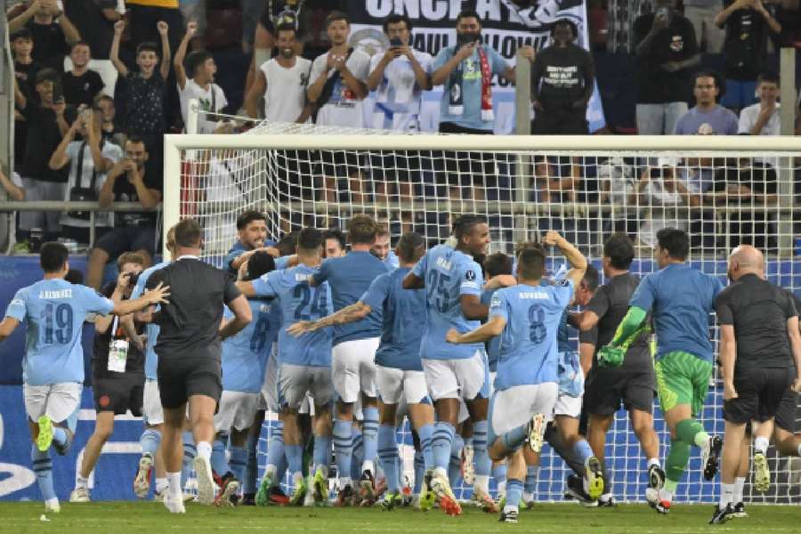 Jogadores do City comemoram conquista da Supercopa após disputa de pênaltis