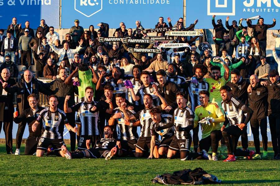 Jogadores do Amarante em comunhão com os adeptos