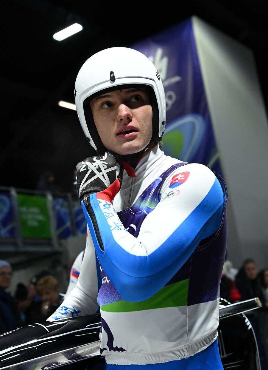 Mick má len 18 rokov.