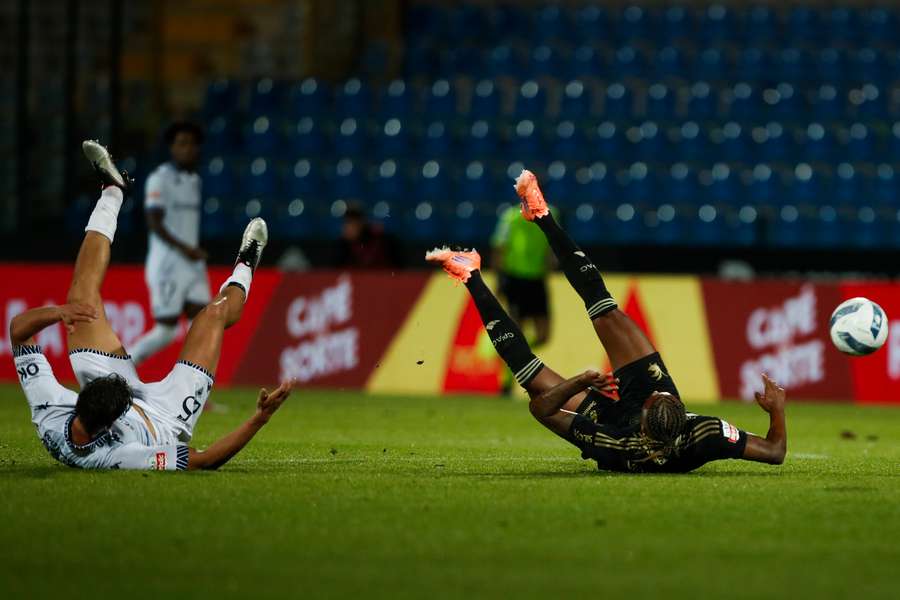 Estoril arrancou empate ao cair do pano