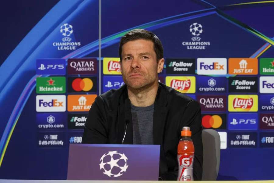 Xabi Alonso na tiskové konferenci. Xabi Alonso na tiskové konferenci.