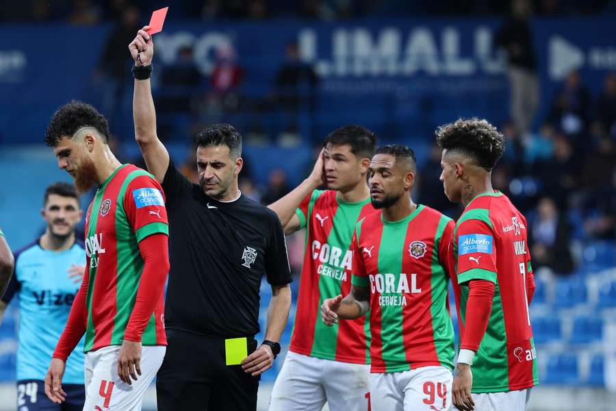 Matheus Costa foi expulso no início do segundo tempo Matheus Costa foi expulso no início do segundo tempo