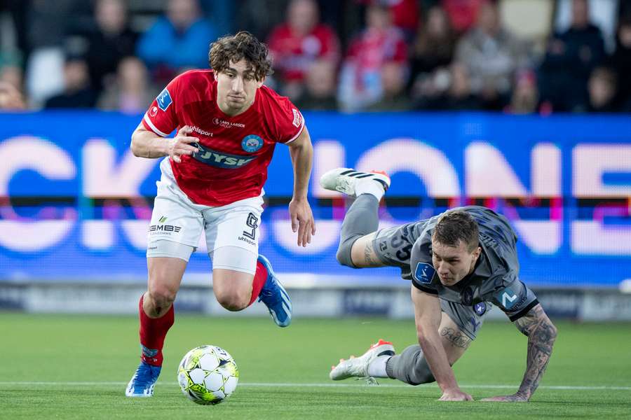 FCMs Rigon Matos Charles taber duel til Silkeborgs Alexander Lind under superligakampen mellem Silkeborg IF og FC Midtjylland 
