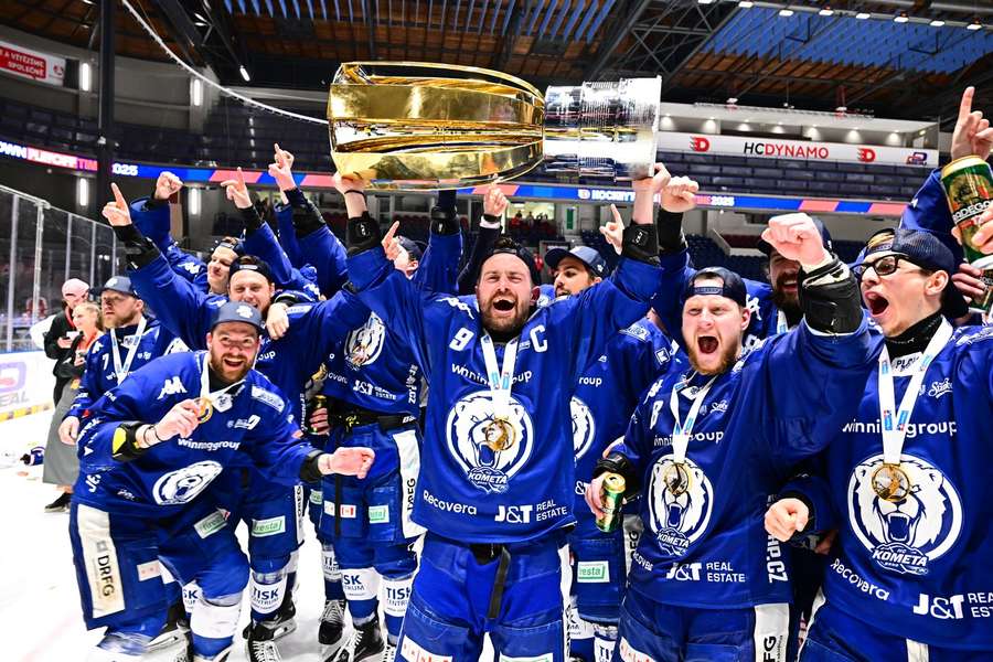 Jakub Flek s trofejí pro extraligové šampióny. 