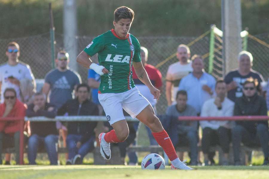 Giuliano Simeone, durante um jogo amigável com a camisola do Alavés