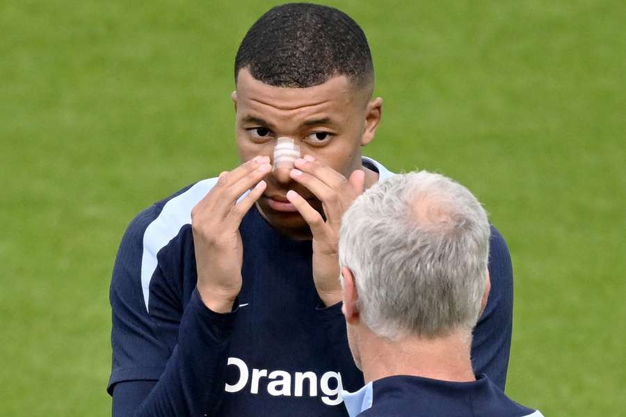 Kylian Mbappé had woensdag op de training van Frankrijk nog een pleister op zijn neus
