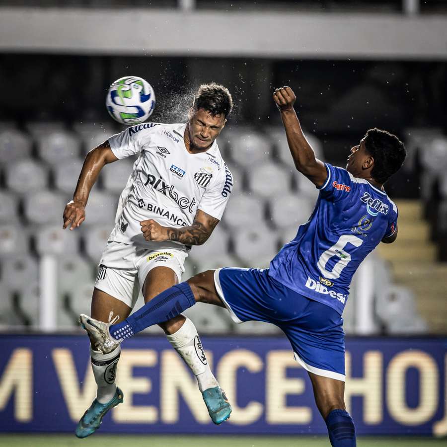 Marcos Leonardo fez o segundo do Santos de cabeça