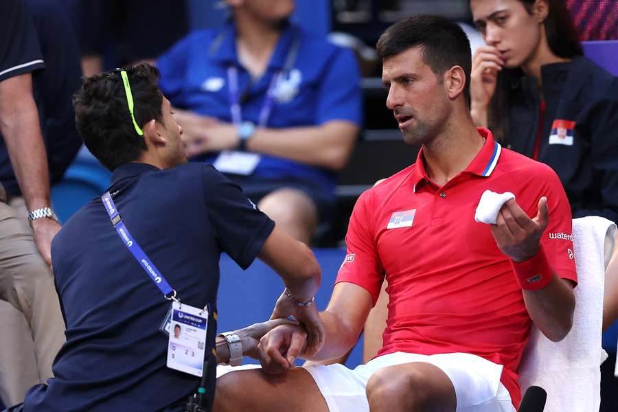 Djokovic pediu atendimento médico duas vezes durante a partida