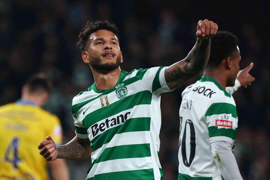 Luis Suárez bisou no triunfo diante do Estoril