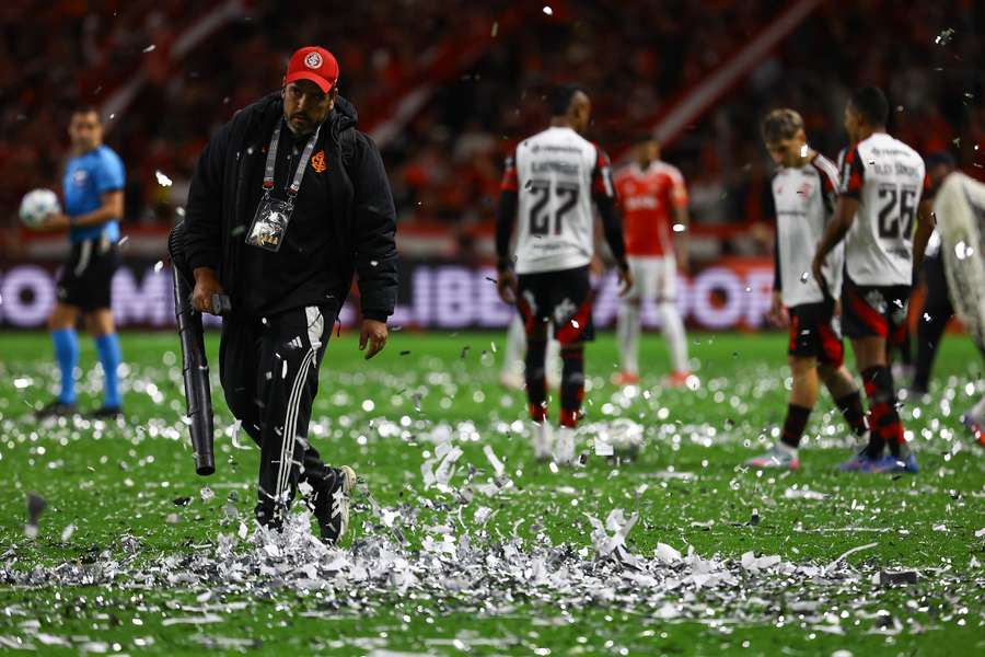 Gramado do Beira-Rio foi tomado por papéis laminados