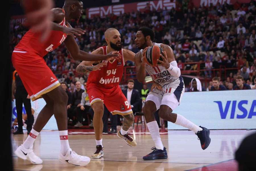 Evan Fournier defiende a Trent Forrest