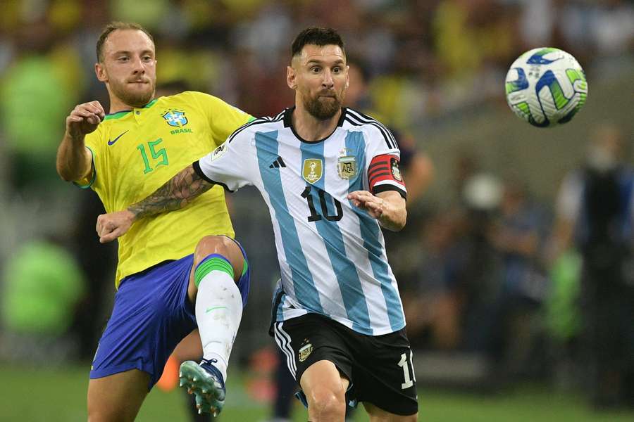 Messi disputa bola com o brasileiro Carlos Augusto em jogo das Eliminatórias Messi disputa bola com o brasileiro Carlos Augusto em jogo das Eliminatórias