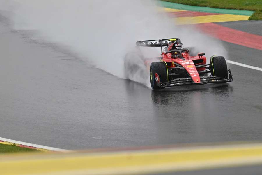 Sainz termina em primeiro no Treino 1 sob chuva forte e visibilidade nula
