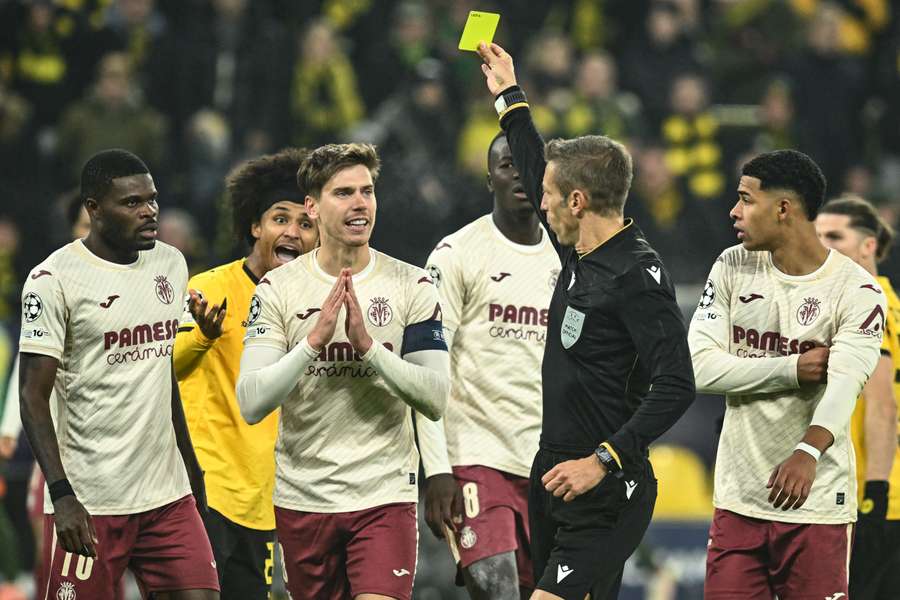 Foyth, viendo una amarilla que acabó siendo roja