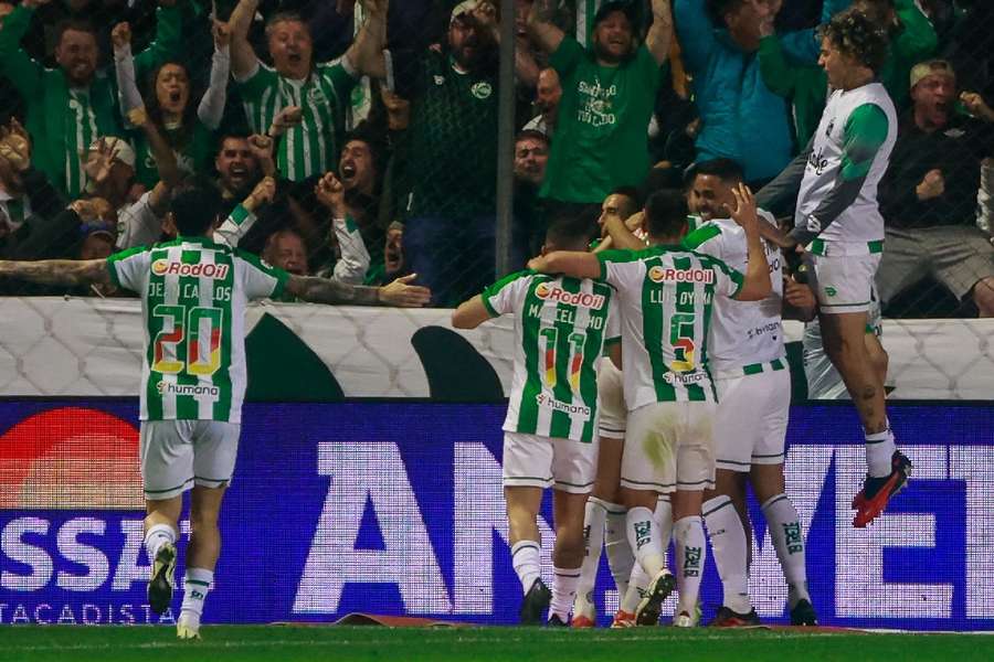 Jogadores do Juventude comemoram gol marcado por Carrillo