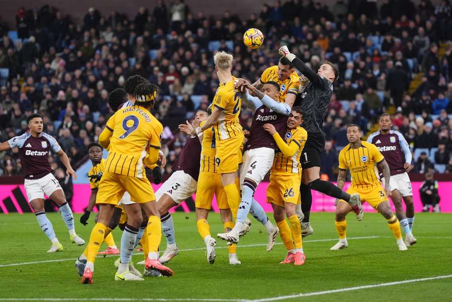 Brighton-Keeper Bart Verbruggen (in schwarz) stand im Mittelpunkt einer Elfmetersituation im Spiel gegen Aston Villa.