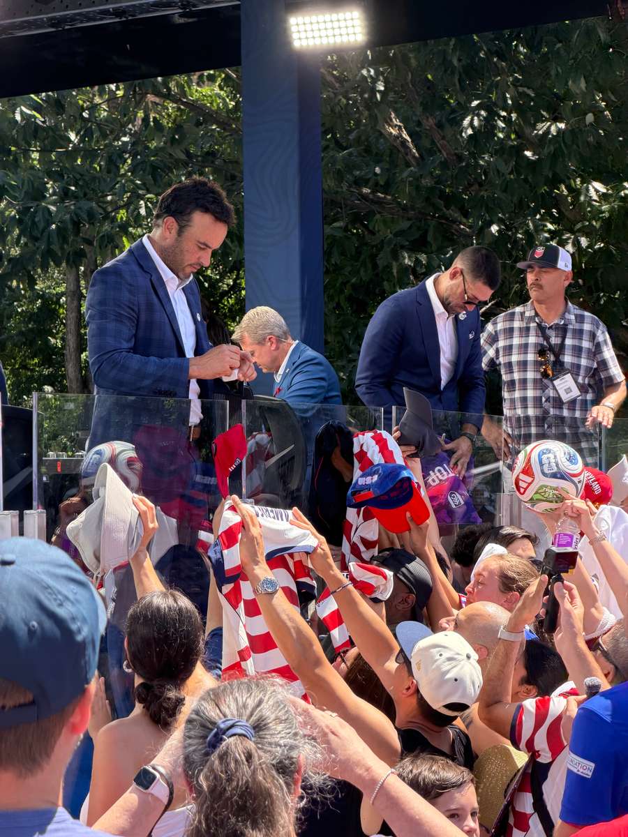 Landon Donovan a Clint Dempsey se podepisují fanouškům.