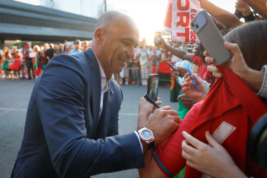 Roberto Martínez assinou autógrafos Roberto Martínez assinou autógrafos
