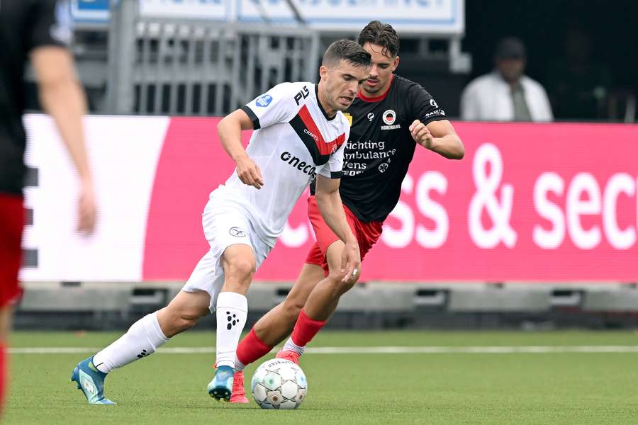 Manel Royo (l) in actie voor Almere City