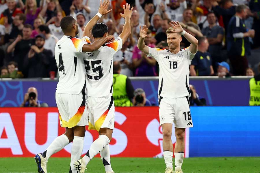 Jogadores alemães comemoram o golo