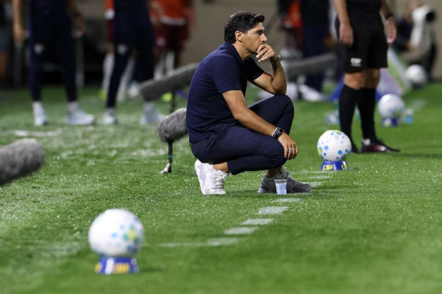 Abel reclamou de um lateral e foi expulso novamente em Barueri