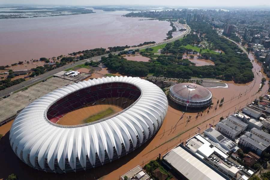 Beira-Rio ficou alagado pelas enchentes em Porto Alegre