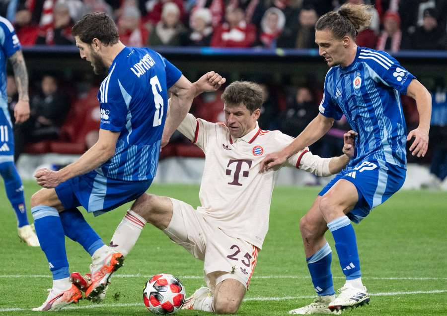 Wimmer, Müller a Szöke v súboji o loptu.