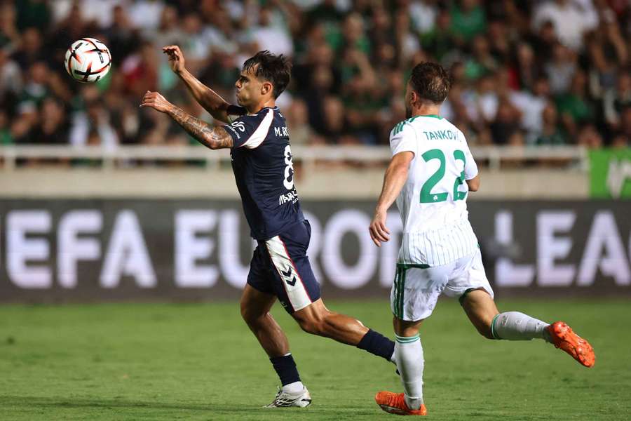 Miguel Román, controlando la pelota durante un partido esta temporada