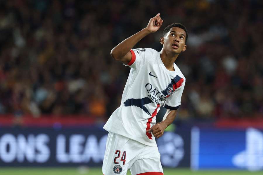 Senny Mayulu après son but contre le Barça.