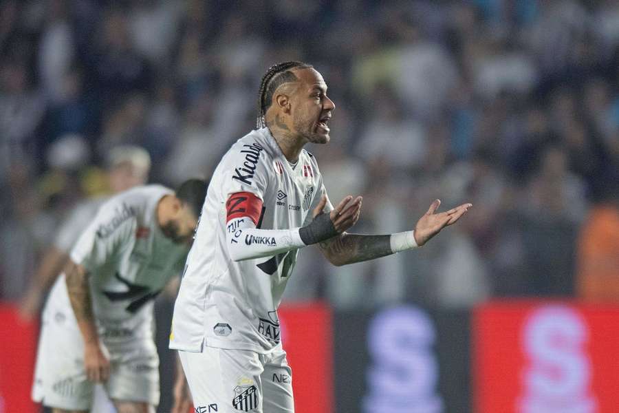 Neymar es criticado tras discutir con un aficionado que le llamó "mercenario"